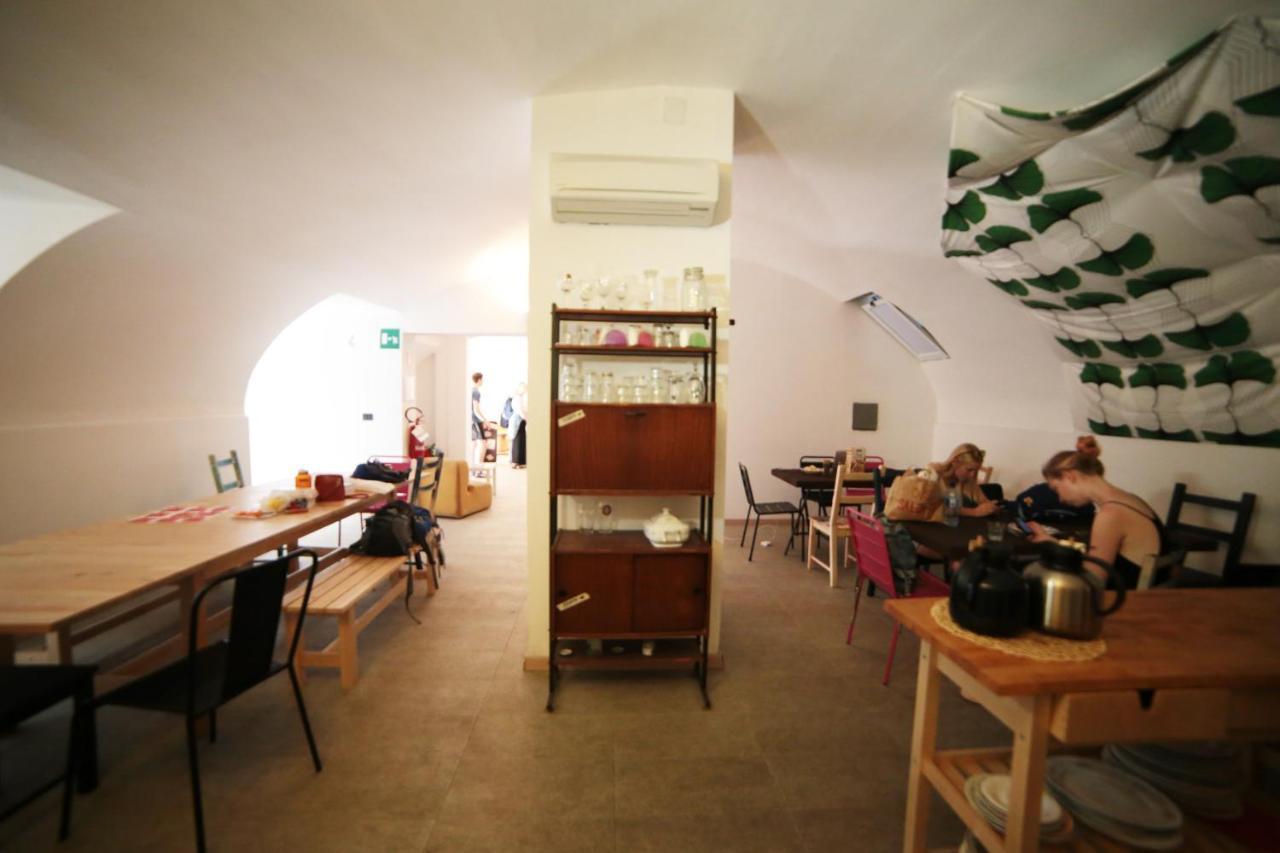 Castle Hostel Генуя Экстерьер фото
