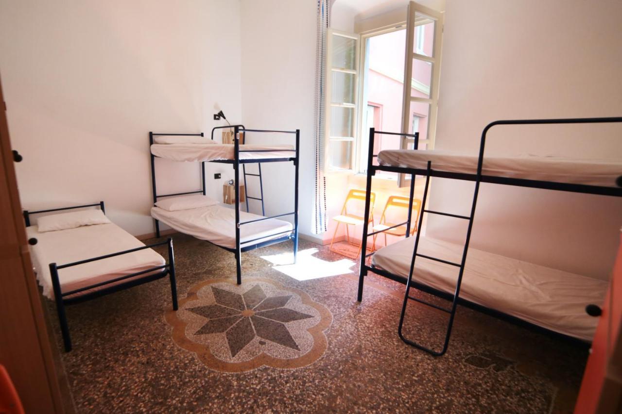 Castle Hostel Генуя Экстерьер фото