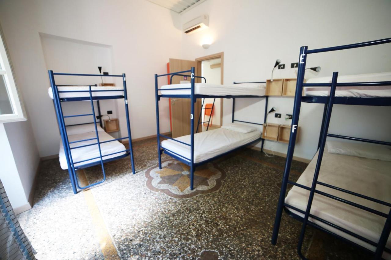 Castle Hostel Генуя Экстерьер фото